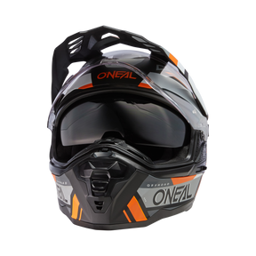 Il casco O'NEAL D-SRS SQUARE, un casco off-road nero, grigio e arancione con visiera e schermo facciale trasparente, è mostrato frontalmente su uno sfondo nero.