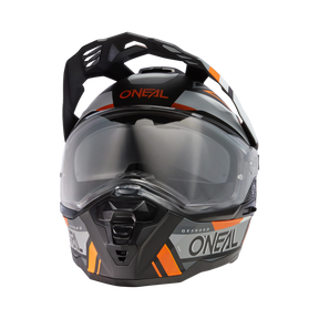 Vista frontale del casco off-road O'NEAL D-SRS SQUARE in nero, grigio e arancione con visiera e design aerodinamico di O'NEAL su uno sfondo trasparente.