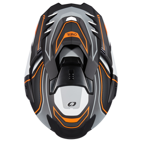 Vista dall'alto del casco O'NEAL D-SRS SQUARE di O'NEAL nei colori nero, bianco e arancione con elementi di design angolari e audaci motivi geometrici.