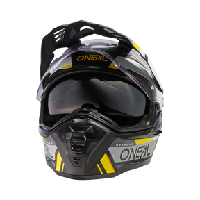 Il casco O'NEAL D-SRS SQUARE, un casco da moto off-road nero e giallo di O'NEAL, è caratterizzato da una visiera, uno scudo facciale e un design aerodinamico, che viene mostrato frontalmente su uno sfondo nero semplice.