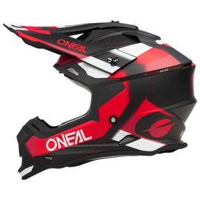 Der O'NEAL 2SRS Helm SPYDE ist ein rot-schwarz-weißer Motocross-Helm mit einem auffälligen geometrischen Design und dem O'NEAL-Logo - perfekt für Fahrer, die sowohl Stil als auch Schutz suchen.