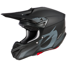 El Casco O'NEAL 5SRS Polyacrylite Solid es un casco de motocross negro mate con visera, gráficos grises, diseño de una gran "O", ventilación de malla, detalles en rojo en las correas y una robusta carcasa de ABS.