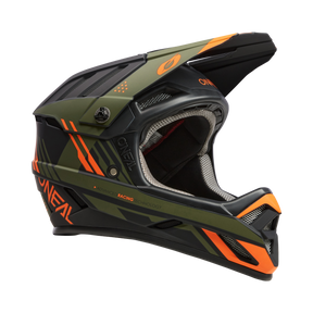 Der O'NEAL BACKFLIP Helm STRIKE ist ein Fullface-MTB-Helm in mattem Schwarz, Orange und Olivgrün mit kantigen Streifen und dem O'NEAL-Logo - ideal für Mountainbiking, Offroad-Fahrten und Rennen.