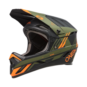 Der O'NEAL BACKFLIP Helm STRIKE ist ein mattgrüner Integralhelm mit schwarzen und orangefarbenen Akzenten, Belüftungsöffnungen, Visier und "O'NEAL"-Branding - perfekt für Motocross- oder Mountainbike-Fahrten.