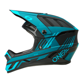 Der O'NEAL BACKFLIP Helm STRIKE von O'NEAL bietet aerodynamische Belüftungsöffnungen, auffällige geometrische Muster und ein seitliches Branding - perfekt für Mountainbiker, die sowohl Stil als auch Schutz suchen.