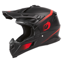 Der O'NEAL C-SRS Helm SOLID ist ein mattschwarzer Helm mit roten Akzenten und Logo, großem Visier, eckigen Belüftungsöffnungen und offenem Gesicht mit gepolstertem Innenfutter - eine Kombination aus maximaler Sicherheit und modischem Aussehen.