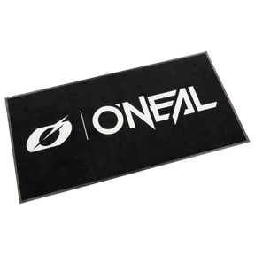 Il tappeto O'NEAL è un tappeto nero rettangolare con la scritta "O'NEAL" e il logo "O" stilizzato in grassetto al centro.