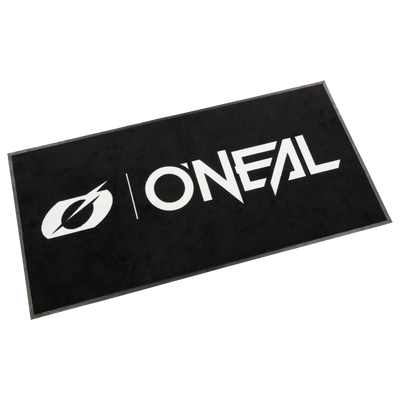 Il tappeto O'NEAL è un tappeto nero rettangolare con la scritta "O'NEAL" e il logo "O" stilizzato in grassetto al centro.