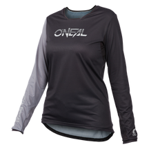 Das O'NEAL ELEMENT FR Damen-MTB-Trikot HYBRID verfügt über das O'NEAL-Logo, einen dunkelgrauen Körper und linken Ärmel, einen hellgrauen rechten Ärmel, atmungsaktives Material und einen nach hinten fallenden Saum. Perfekt als MTB-Trikot für Frauen.