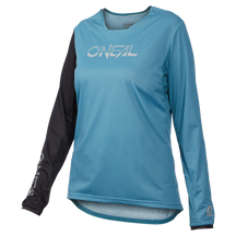 Das O'NEAL ELEMENT FR Damen-MTB-Trikot HYBRID hat ein blaues Design mit einem schwarzen Ärmel, ein O'NEAL-Brustlogo, Mesh-Einsätze für Atmungsaktivität und eine legere Passform für Fahrkomfort.