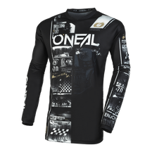 El maillot O'NEAL Element ATTACK es un maillot de motocross negro de manga larga con un estampado gráfico blanco y gris. Está confeccionado con un material transpirable que garantiza la comodidad y un ajuste perfecto en la pista.