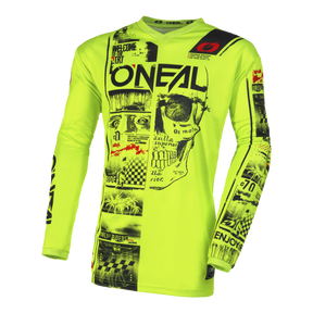 Le maillot O'NEAL ELEMENT ATTACK en jaune fluo présente des graphiques noirs accrocheurs avec une tête de mort, des visages, du texte et des motifs abstraits en damier. Fabriqué en tissu respirant pour le confort et un ajustement parfait pour une coupe idéale.