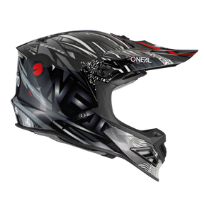 Ti presentiamo il casco O'NEAL F-SRS SYNTHY Quin ready, un elegante mix di nero e grigio con una grafica accattivante. Questa protezione per la testa presenta il nome O'NEAL in bianco, un logo rosso, una visiera sottile e una forma aerodinamica perfetta per i motociclisti.
