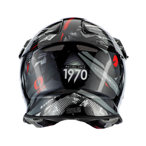 El casco O'NEAL F-SRS SYNTHY by O'NEAL es un casco de motocross negro con motivos geométricos, detalles en rojo y las inscripciones "Racing Since 1970" y "Advanced Racing Technology". El logotipo de O'NEAL aparece en el lado izquierdo para una protección óptima de la cabeza.