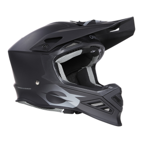 Il casco O'NEAL F-SRS Solid Quin ready è un casco da motocross integrale di colore nero-grigio con visiera, design aerodinamico, imbottitura interna in rete per un maggiore comfort e caratteristiche di sicurezza avanzate.