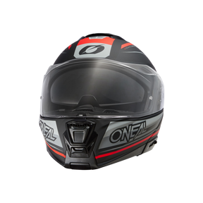 Der O'NEAL M-SRS Helm STRING ist ein Integralhelm in den Farben Schwarz, Grau und Rot mit klarem Visier, auffälligem weißem O'NEAL"-Schriftzug auf der Vorderseite, kantigem Design, M-SRS-Technologie und einer großen Belüftung unter dem Visier.