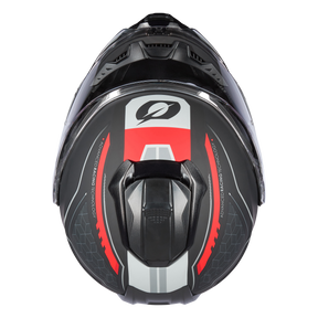 Draufsicht auf den Motorradhelm O'NEAL M-SRS Helm STRING in schwarz-rot-grauem Design mit zentralem Lüftungsschlitz und auffälligem weißem O'NEAL-Logo. Ein Teil des Visiers ist an der Vorderseite zu sehen und unterstreicht diesen stylischen Motorradhelm von O'NEAL.