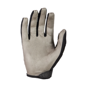 Ein einzelner O'NEAL MAYHEM Handschuh ATTACK in Hellgrau mit schwarzer Umrandung, mit der Handfläche nach oben auf weißem Hintergrund.