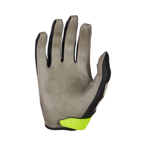 Der O'NEAL MAYHEM Handschuh PISTON von O'NEAL ist ein grau-schwarzer Motocross-Handschuh mit einem gelben Handgelenk-Akzent, der mit der Handfläche nach oben auf einem einfarbigen Hintergrund abgebildet ist. Gebaut für Langlebigkeit auf harten Fahrten.