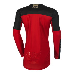 Das O'NEAL MAYHEM Jersey HEXX hat ein schwarzes Oberteil und ein leuchtend rotes unteres Rückenteil, ein dezentes O'NEAL-Branding, einen kleinen braunen Aufnäher im Nacken und bietet Hochleistungsqualität.