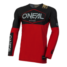 Das O'NEAL MAYHEM Jersey HEXX ist ein leistungsstarkes rot-schwarzes Trikot mit weißem "O'NEAL"-Branding auf der Brust, den Ärmeln und der Vorderseite, mit dem Aufdruck "ENJOY.RIDE." unterhalb des Hauptlogos für optimale Funktionalität.