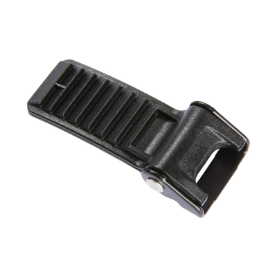 Hebilla de casco O'NEAL MICROLOCK Ratchet Challenger con cincha acanalada y mecanismo de cierre de bisagra, mostrada sobre fondo negro liso.