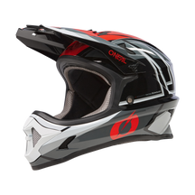 Der O'NEAL SONUS Helm SPLIT ist ein schwarzer, weißer und roter MTB-Helm mit Visier, aerodynamischem Design und sichtbarer Polsterung. Mit dem O'NEAL-Logo an der Seite ist er ideal für Fahrradfans und zeigt sich vor einem schlichten schwarzen Hintergrund.