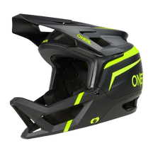 El casco O'NEAL Transition TwiceMe FLASH tiene un acabado negro mate con detalles en amarillo neón, una gran visera, aberturas de ventilación, una robusta mentonera y un llamativo logotipo lateral para ofrecer la máxima protección y estilo.