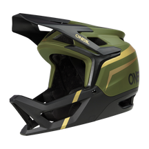El casco O'NEAL Transition TwiceMe FLASH tiene un diseño verde y negro con detalles dorados, una gran visera, aberturas de ventilación, un interior acolchado para mayor comodidad y protección y la marca "ONEAL" en el lateral.