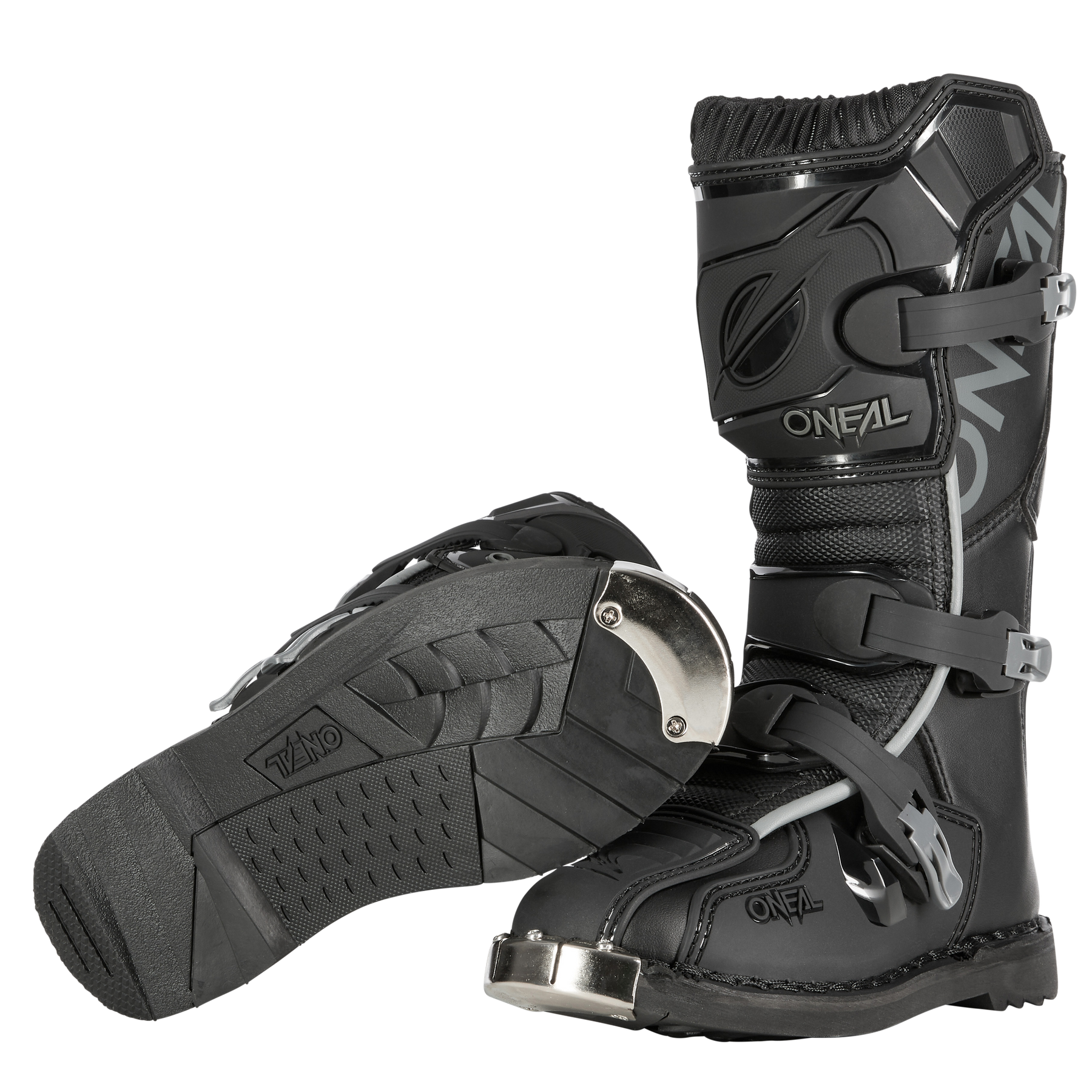 Ein Paar schwarze O'NEAL TRIBUTE Stiefel Kinderstiefel mit silbernen Schnallen, Metallkappen an den Zehen, griffigen Sohlen und verstärktem Schienbein- und Knöchelschutz; ein Stiefel steht aufrecht, der andere liegt auf der Seite.