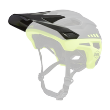 Der O'NEAL Visor TRAILFINDER Helmet SPLIT von O'NEAL ist von der Seite in Schwarz und Neongelb abgebildet und verfügt über ein Visier und verstellbare Kinnriemen auf weißem Hintergrund.