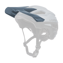 Der O'NEAL Visor TRAILFINDER Helmet SPLIT von O'NEAL ist ein moderner, mattblau-schwarzer Mountainbike-Helm mit erweitertem Hinterkopfschutz, Belüftungsöffnungen, verstellbarem Visier und Kinnriemen.