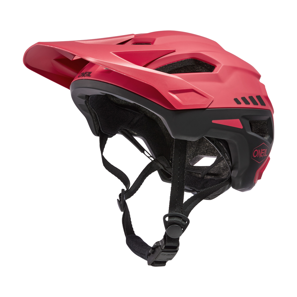 Ein rot-schwarzer O'NEAL TRAILFINDER Helm SPLIT mit Visier und verstellbarem Kinnriemen, von der Seite vor einfarbigem Hintergrund dargestellt.