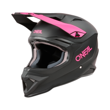 Der O'NEAL 1SRS Helm SOLID ist ein mattschwarzer Helm mit pinkfarbenem O'NEAL-Logo und Akzenten. Er verfügt über ein Visier, eine aerodynamische Form und hochwertige Technik für optimale MX-Performance.
