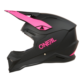 Der O'NEAL 1SRS Helm SOLID von O'NEAL hat ein mattschwarzes Finish mit rosa Akzenten, einen auffälligen seitlichen "ONEAL"-Schriftzug, ein Visier und ein aerodynamisches Design. Hergestellt aus hochwertigem ABS für Motocross-Performance.