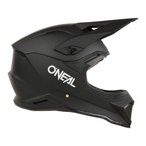 Ein mattschwarzer O'NEAL 1SRS Helm SOLID Vollvisier-Motocross-Helm, der auf Qualität getrimmt ist und den Markennamen "O'NEAL" in weißer Farbe auf der Seite trägt (Seitenansicht).