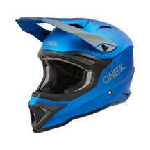 Der O'NEAL 1SRS Helm SOLID, ein blauer MX-Helm mit Visier und schwarz-grauen Details, verfügt über Belüftungsöffnungen und überlegene Technik - alles vor einem schwarzen Hintergrund.
