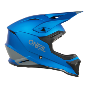 Der Motocross-Vollvisierhelm O'NEAL 1SRS Helm SOLID in leuchtendem Blau verfügt über ein schwarzes Visier, ein aerodynamisches Design und kantige Belüftungsöffnungen, die von der Seite auf einem einfarbigen Hintergrund dargestellt sind.