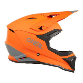 Der O'NEAL 1SRS Helm SOLID Motocross-Helm in leuchtendem Orange mit mattem Finish und grauen Akzenten zeichnet sich durch ein kantiges Visier und ein hochwertiges Design aus, das im Seitenprofil auf weißem Hintergrund zu sehen ist.