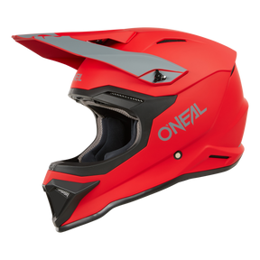 Der O'NEAL 1SRS Helm SOLID von O'NEAL ist in Profilansicht vor schwarzem Hintergrund abgebildet. Er verfügt über ein rot-schwarzes Finish mit grauen Akzenten, ein großes Visier und ein kantiges Design für hochwertige Leistung.