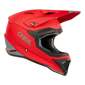 Ein leuchtend roter O'NEAL 1SRS Helm SOLID mit einem schwarz-grauen Kinnschutz, aerodynamischen Belüftungsöffnungen und einem verlängerten Visier unterstreicht O'NEALs hochwertige Technik im ABS-Motocross-Design, dargestellt im Seitenprofil auf weißem Hintergrund.
