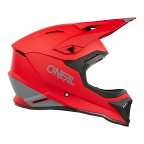 Der O'NEAL 1SRS Helm SOLID von O'NEAL hat ein leuchtend rotes Finish, ein schwarzes Visier, graue Akzente und den Schriftzug "O'NEAL" an der Seite. Er ist auf Langlebigkeit ausgelegt und wird hier in einer kühnen Seitenprofilansicht gezeigt.