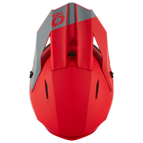 Blick von oben auf den O'NEAL 1SRS Helm SOLID, einen leuchtend roten Mountainbike-Vollvisierhelm mit grauen Details und dem O'NEAL-Logo auf dem Visier, das seine hochwertige Technik unterstreicht.