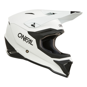 Der O'NEAL 1SRS Helm SOLID, ein weißer und schwarzer offener Helm von O'NEAL, zeichnet sich durch ein aerodynamisches Design und ein Visier aus, das eine hochwertige Konstruktion darstellt. Seitenansicht vor einfarbigem Hintergrund.