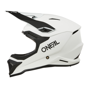 Der O'NEAL 1SRS Helm SOLID ist ein weißer Fullface-Motocross-Helm mit schwarzem Visier, schwarzer Innenausstattung und markantem O'NEAL-Branding. Seine kantigen Belüftungsöffnungen und die fortschrittliche Technik bieten einen modernen, aerodynamischen Stil.
