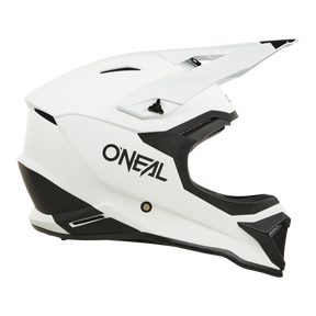Der O'NEAL 1SRS Helm SOLID, ein weißer Fullface-Motocross-Helm mit schwarzen Akzenten und aerodynamischem Design, ist im Seitenprofil vor weißem Hintergrund abgebildet.