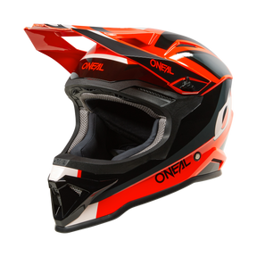 Il casco O'NEAL 1SRS per bambini STREAM è un casco integrale rosso, nero e bianco con visiera, imbottitura interna nera e marchio "O'NEAL" per bambini. La sua tecnologia di alta qualità garantisce una lunga durata in ogni corsa.