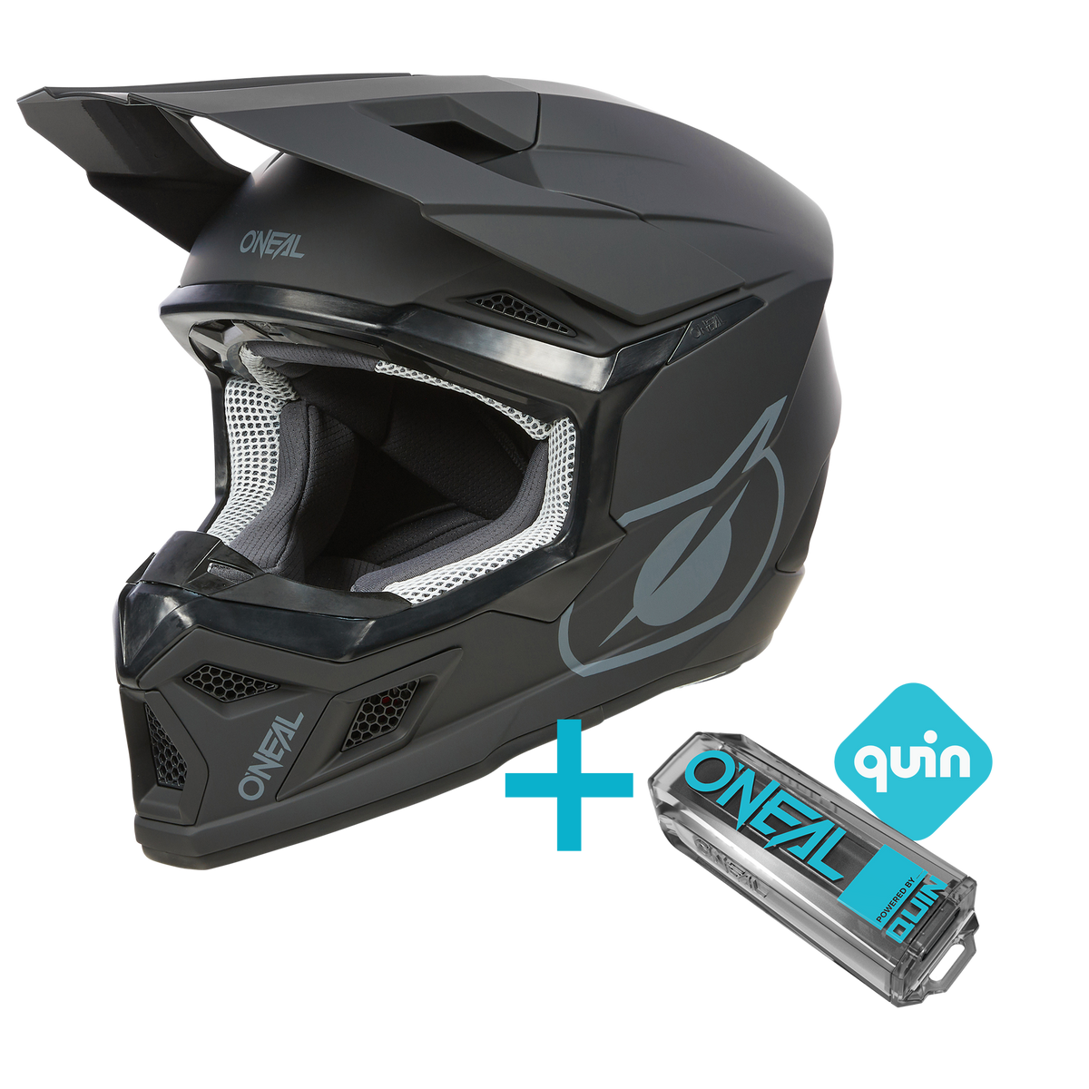 El paquete O'NEAL 3SRS Solid Quin consta de un casco de motocross O'NEAL negro mate con los logotipos de O'NEAL y Quin y un Sensor Inteligente Quin Pro, presentados juntos como un innovador paquete.