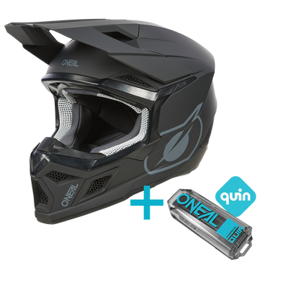 L'O'NEAL 3SRS Solid Quin Bundle è composto da un casco da motocross O'NEAL nero opaco con i loghi O'NEAL e Quin e da un Quin Pro Smart Sensor, presentati insieme come un bundle innovativo.