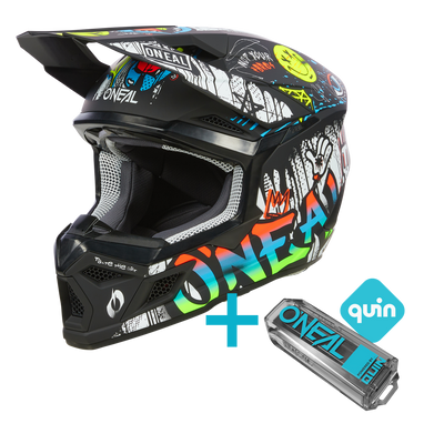 L'O'NEAL 3SRS Bambini Rancid Quin Bundle, un casco da motocross dinamico per Bambini, viene esposto insieme al Quin Smart Sensor integrato, che mette in mostra la tecnologia avanzata di O'NEAL.